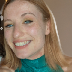 Annie has shoulder length blonde hair